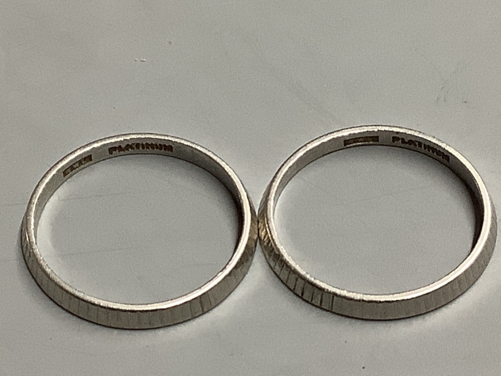 Two platinum wedding rings, both size P, 5.5 grams.